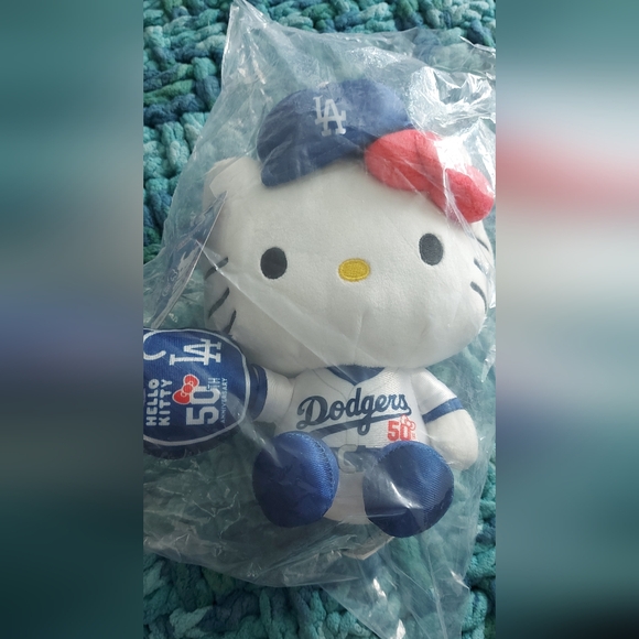 Hello Kitty x LA Dodgers 50th Anniversary limited edition - Picture 2 of 8